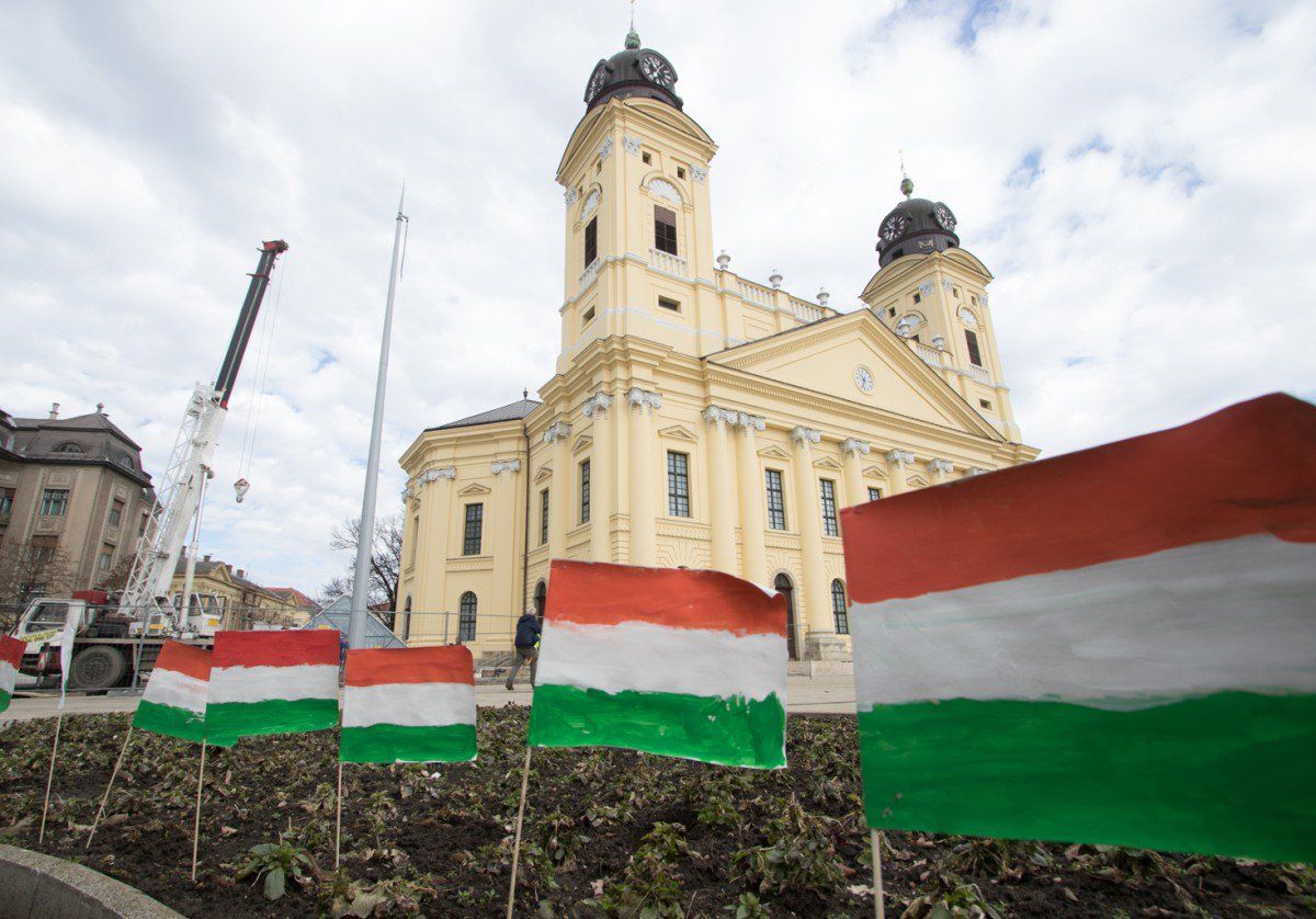 Idén először, a Kossuth téren vonják fel az országzászlót