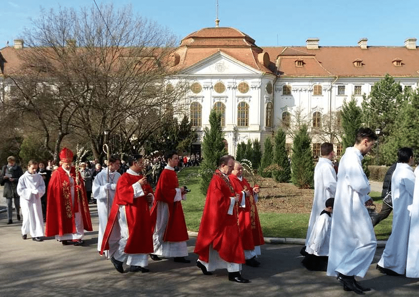 A nagyváradi római katolikus székesegyház istentiszteleti rendje nagyhéten és húsvét ünnepén