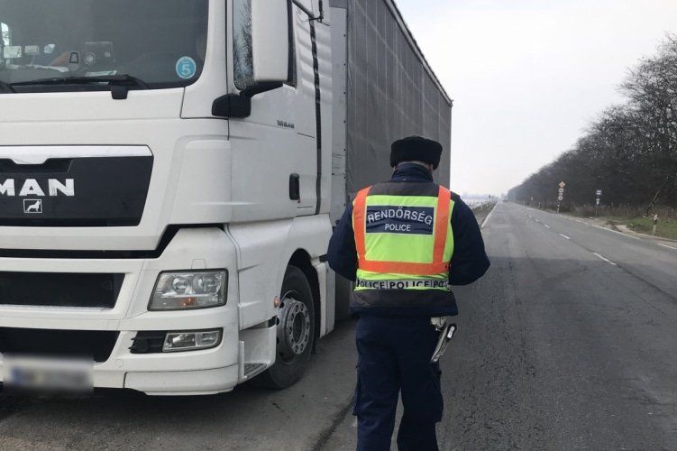 Teherautókat ellenőriztek a 42-es főúton