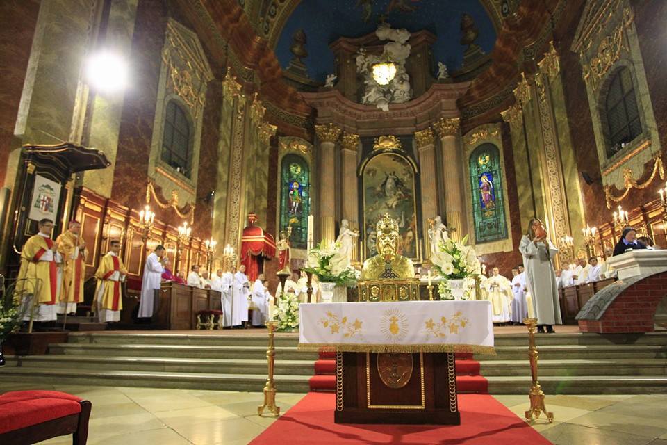 Palánki Ferenc debrecen-nyíregyházi megyés püspök mutat be szentmisét Nagyváradon