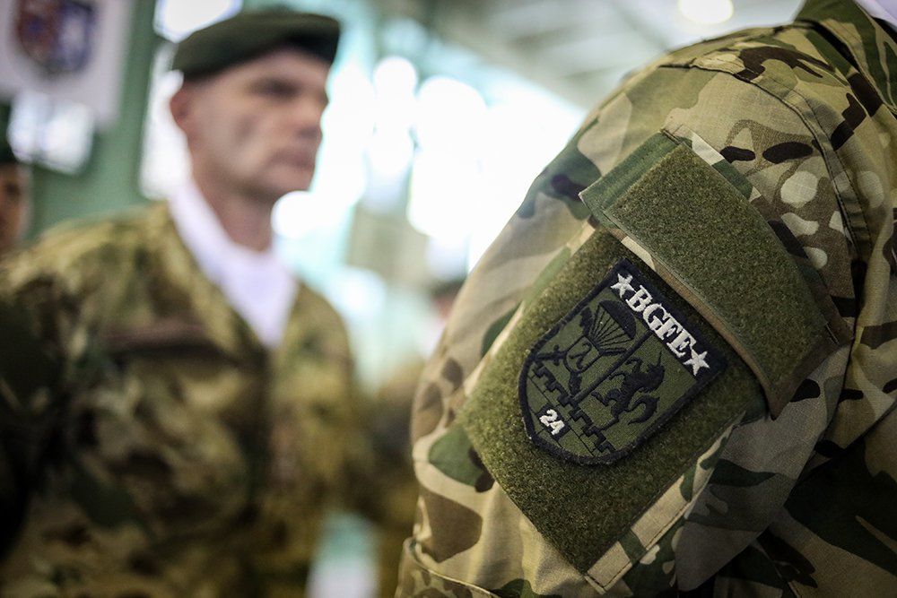 Csapatzászlót kapott Áder Jánostól a debreceni felderítő ezred