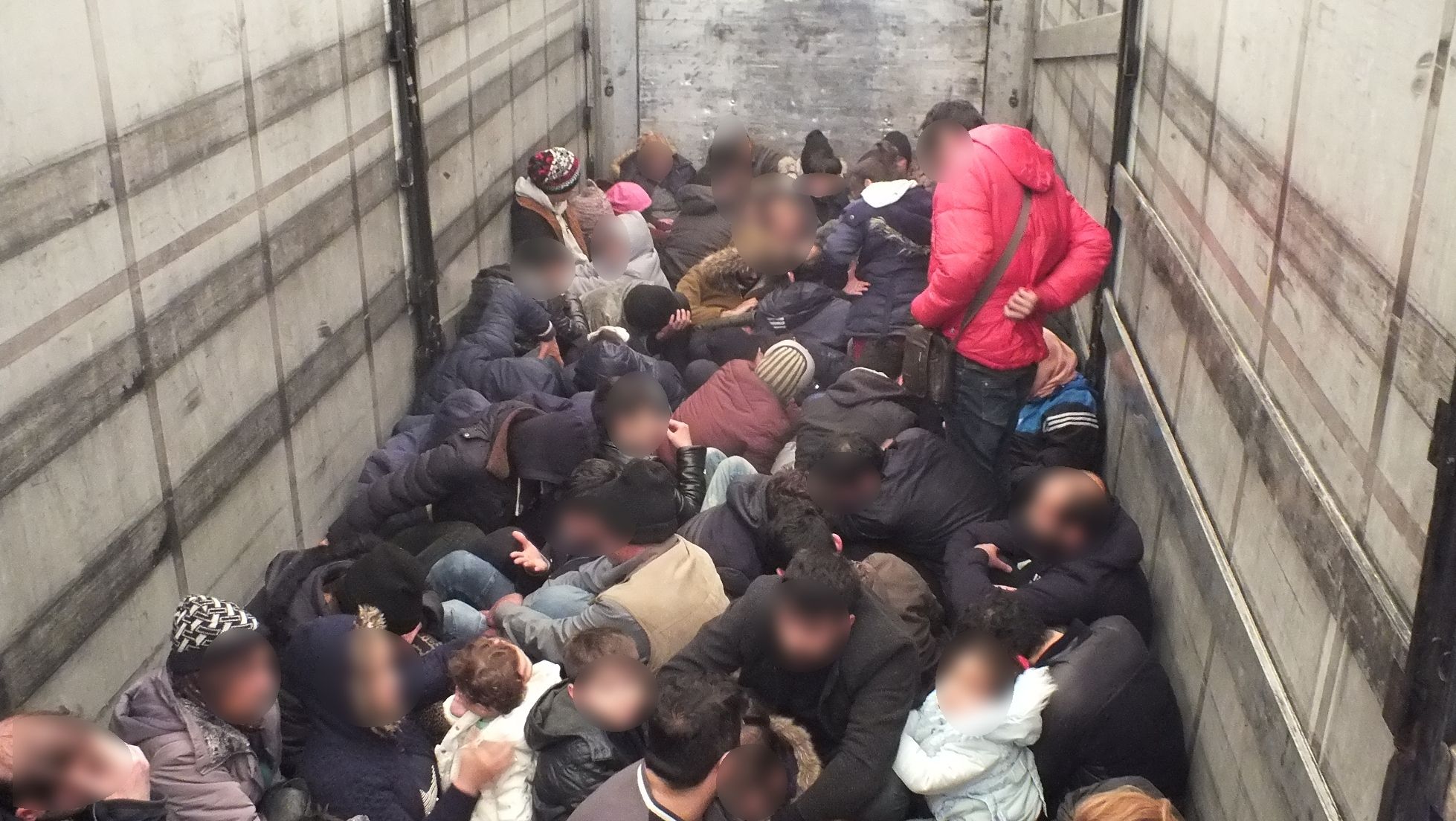A magyar és a román rendőrök közösen fogták el a 79 illegális bevándorlót