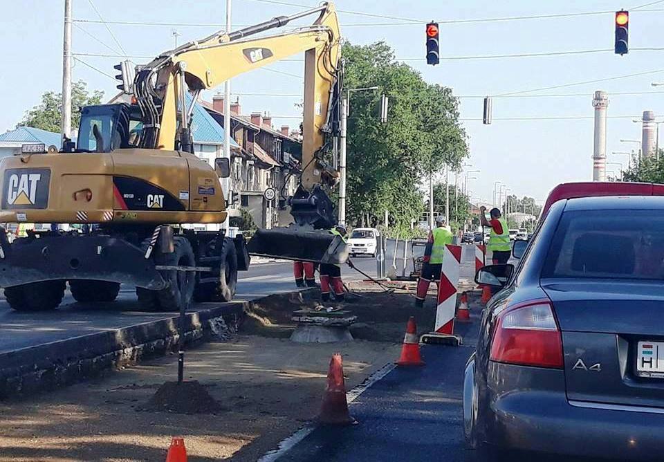 A váradiak által használt debreceni bevezető úton burkolat javítás lassítja a közlekedést
