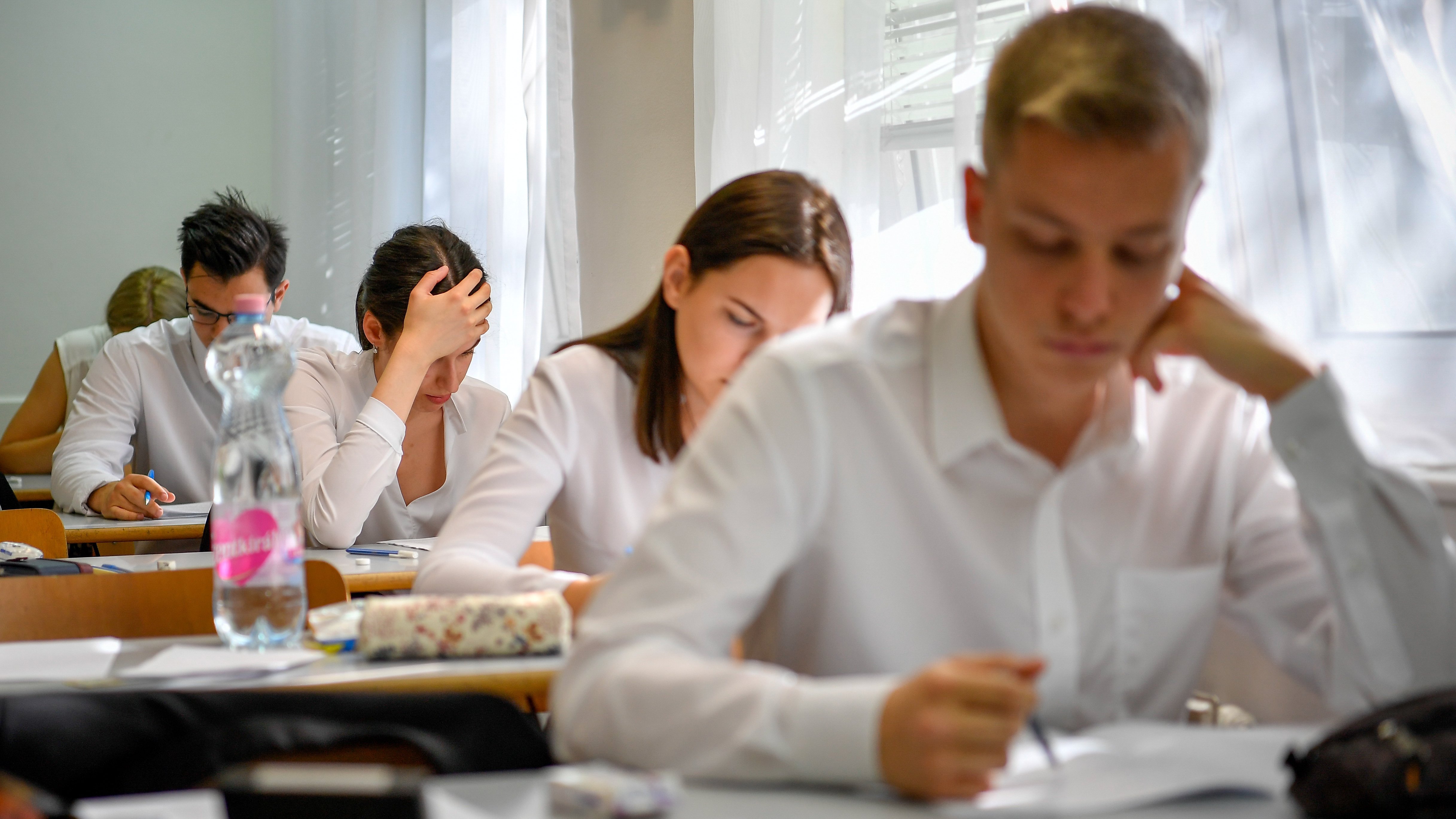 Ma a magyar nyelv és irodalom írásbelikkel folytatódtak az érettségik Magyarországon