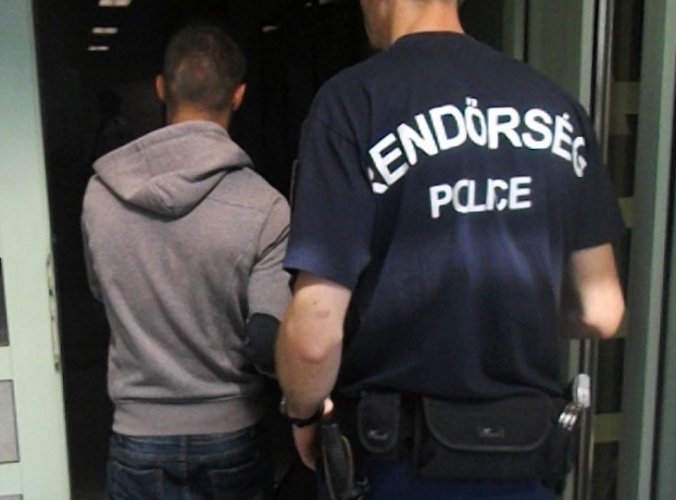 Emberölés miatt körözte a svájci rendőrség a román férfit, Ártándnál fogták el
