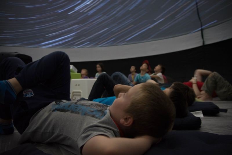 Lehozzák a csillagokat: a digitális planetárium májusban is várja látogatóit az Agórában