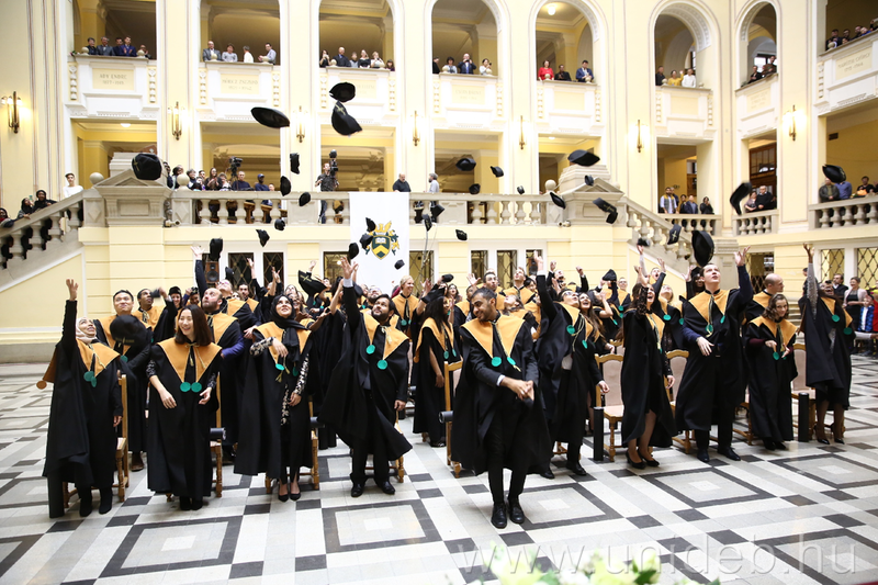 Kezdődnek a diplomaosztók a Debreceni Egyetemen