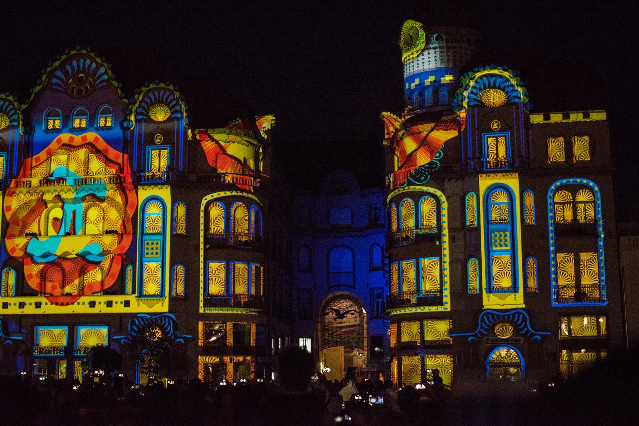 Art Nouveau Nap Nagyváradon: lélegzetelállító fény- és hangjáték a Fekete Sas Palotánál (Videó)
