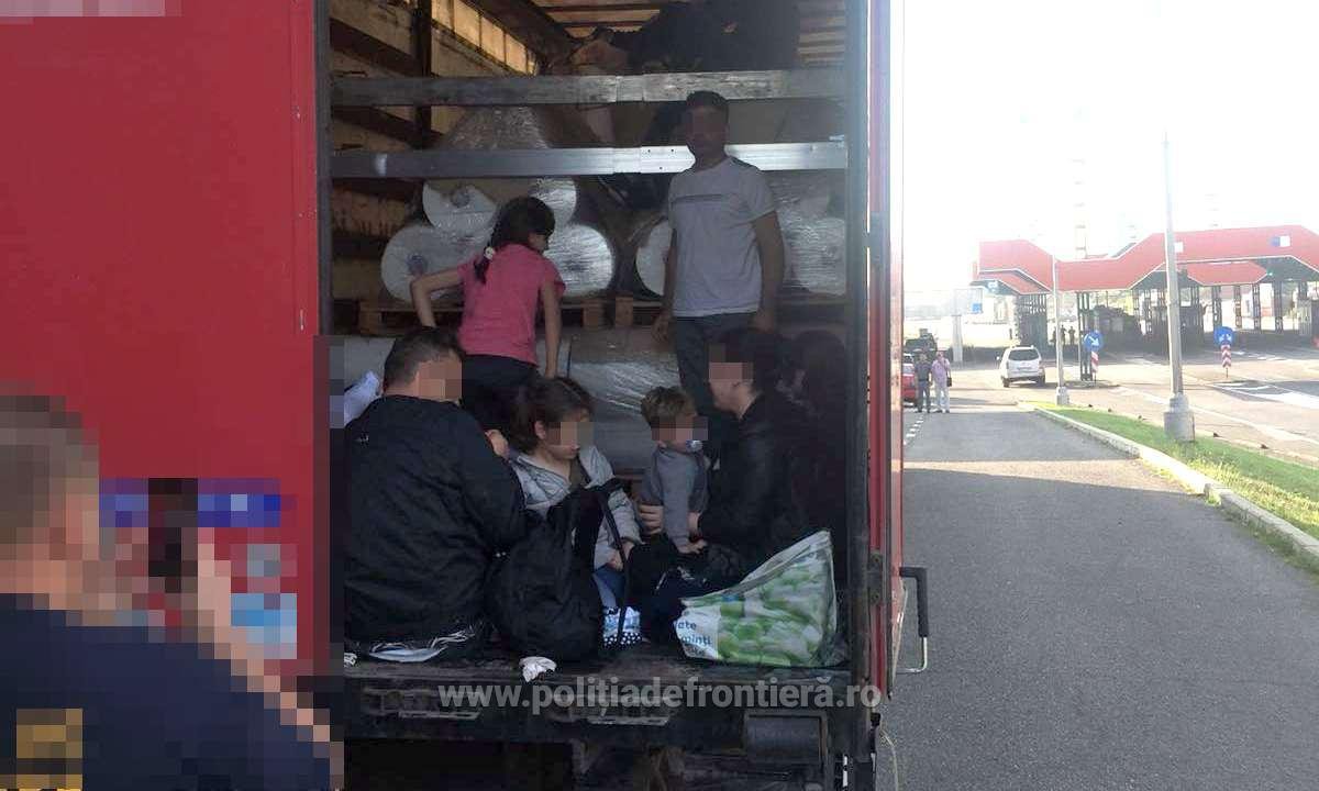 A Bors-Ártánd határátkelőnél harminckét migránst találtak a rendőrök egy kamion rakterében