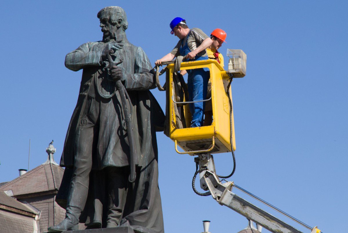 Hamarosan ismét láthatjuk a főtér díszét, ütemterv szerint zajlik a Kossuth-szobor felújítása