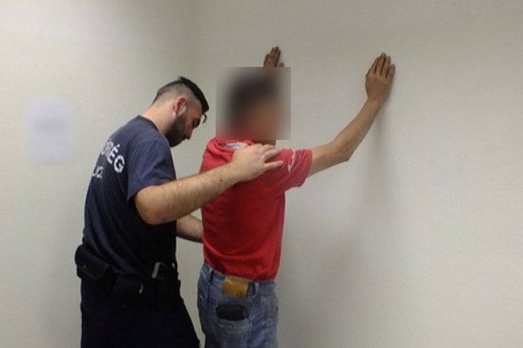 Ittasan jelentkezett belépésre