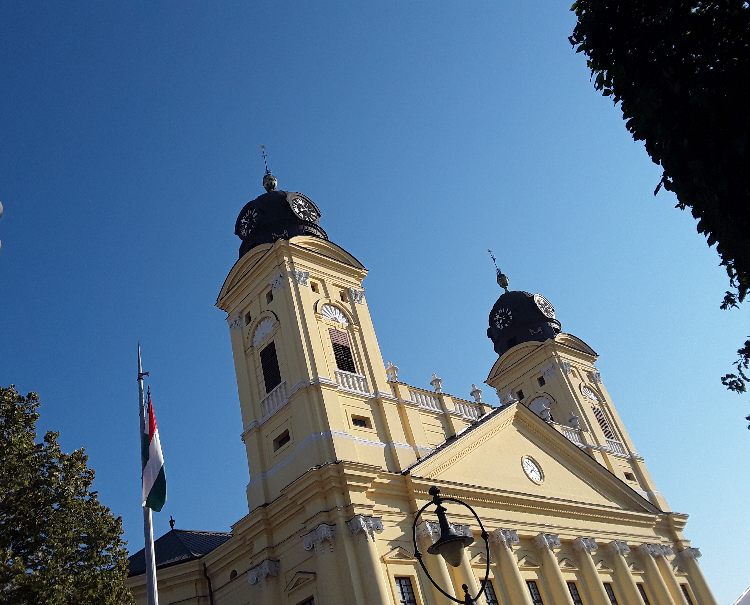 A debreceni Nagytemplom előtt felvonták a nemzeti lobogót