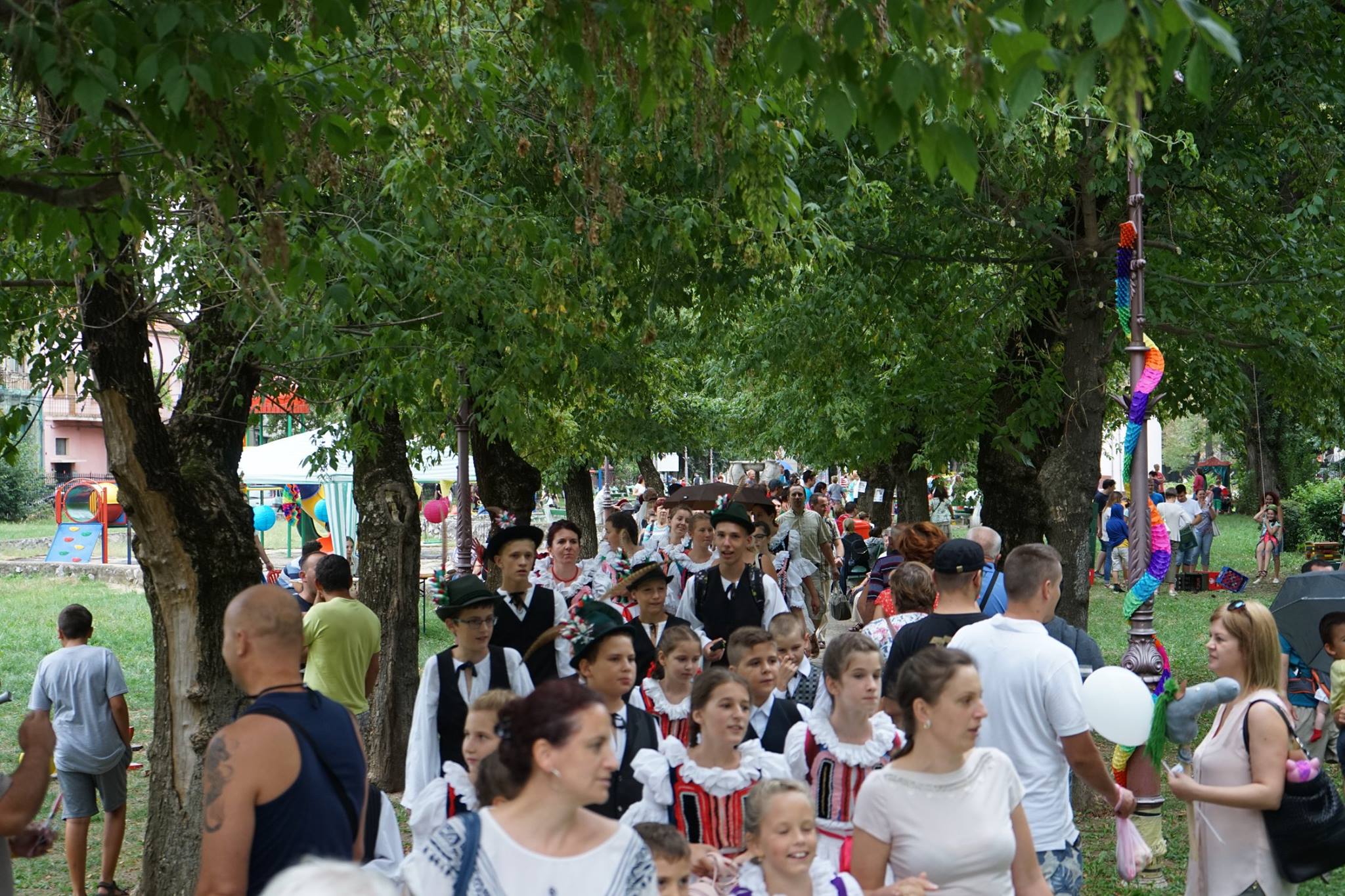 Nyitott ablak Európára. Népi forgatag a Rhédey-kertben