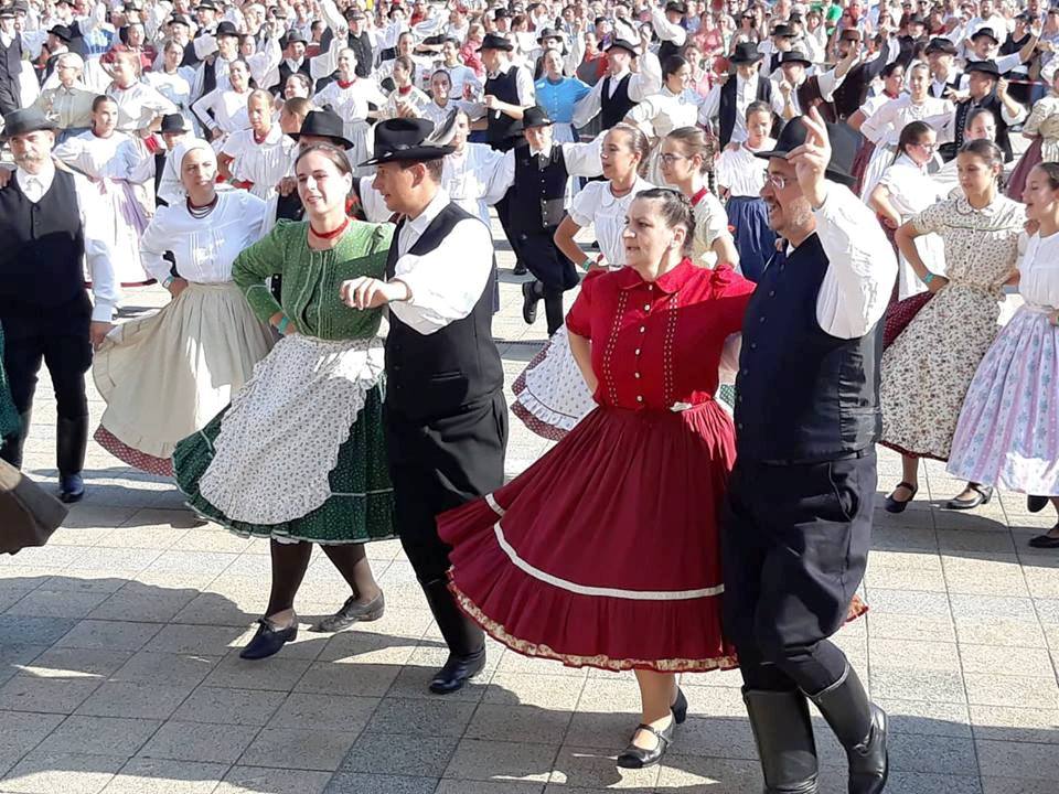 Új magyar Guinness-rekord Debrecenben: 326-an ropták egyszerre a Mikepércsi csárdást