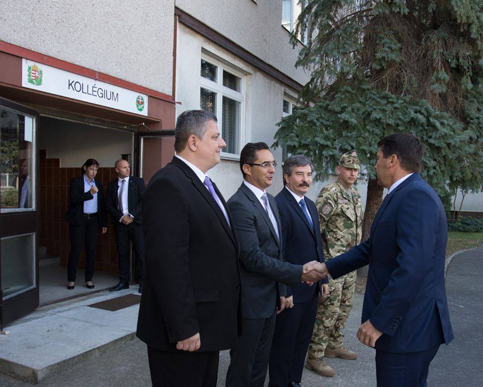 Magyar és cseh katonai középiskolásoknak tartott előadást Áder János Debrecenben