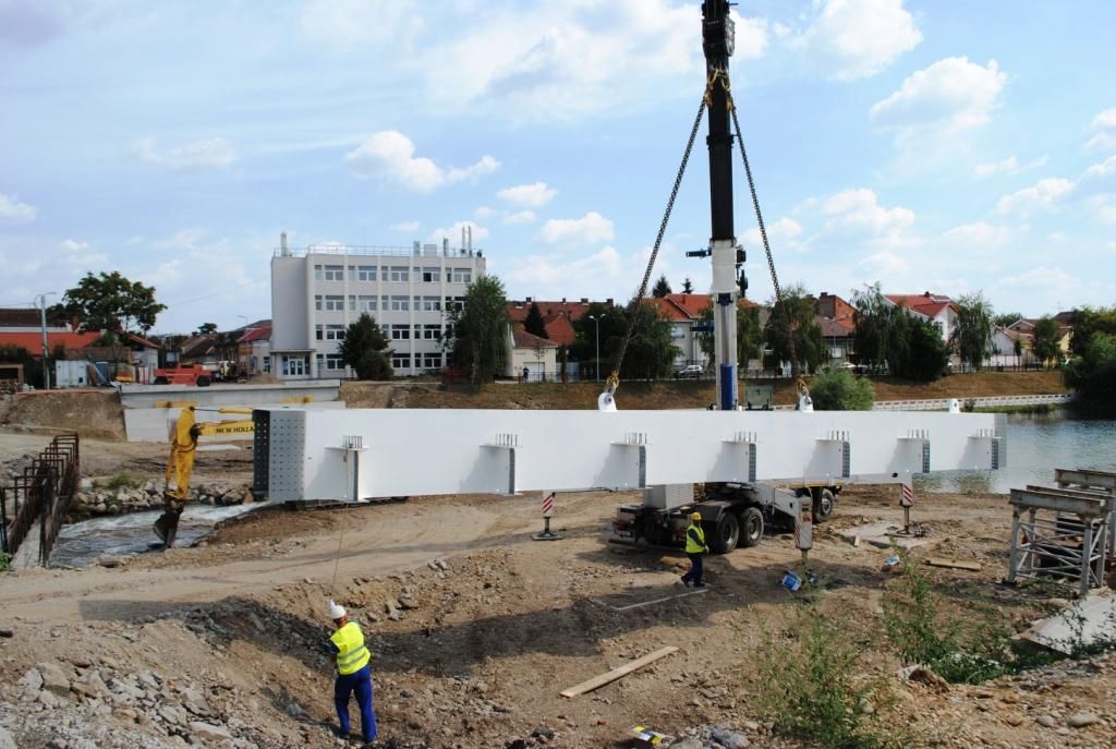 Megérkeztek a Centenáriumi híd első elemei