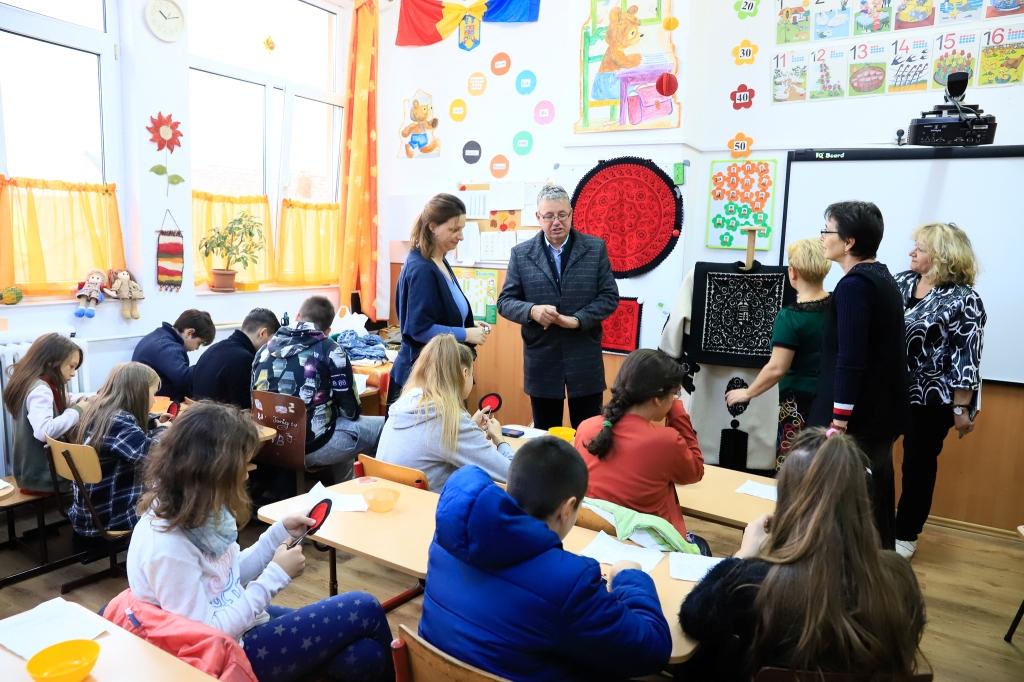 A népi kultúrát ünneplik a nagyváradi Szacsvay-iskolában, és megemlékeznek névadójukról
