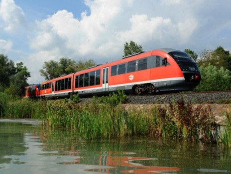 Korszerű motorvonatokkal juthatunk el Debrecenből a Tisza-tóhoz