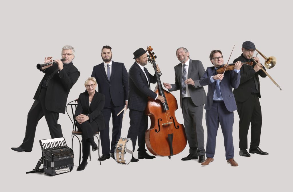 A világhírű Budapest Klezmer Band karácsony előtt a Csokonai Színház színpadán