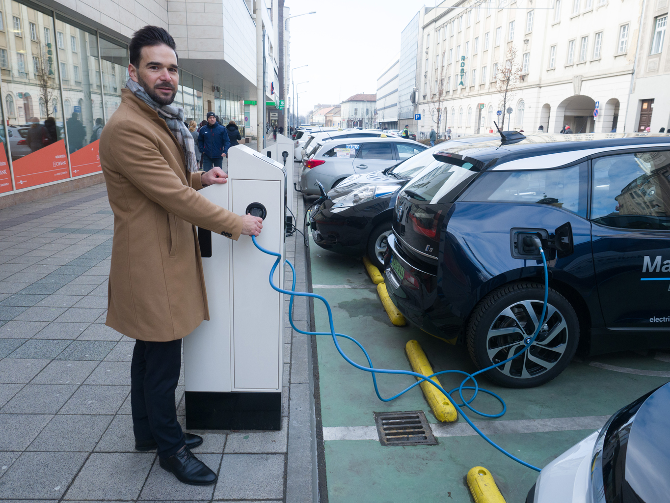 Új elektromos töltőállomások Debrecenben