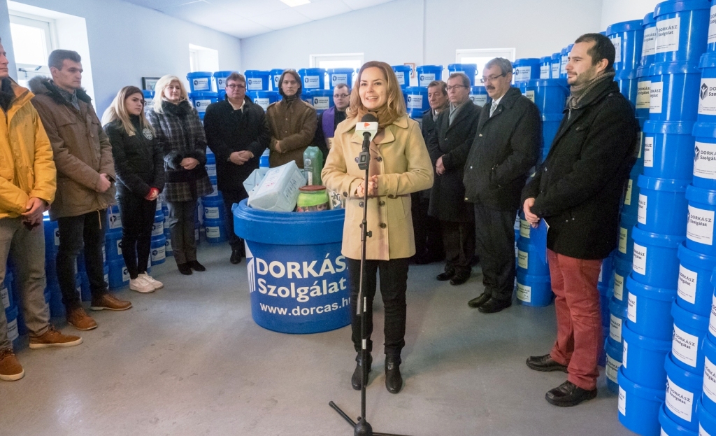 Útnak indították a háromezer kék vödröt, Erdélybe és Kárpátaljára is jut belőlük