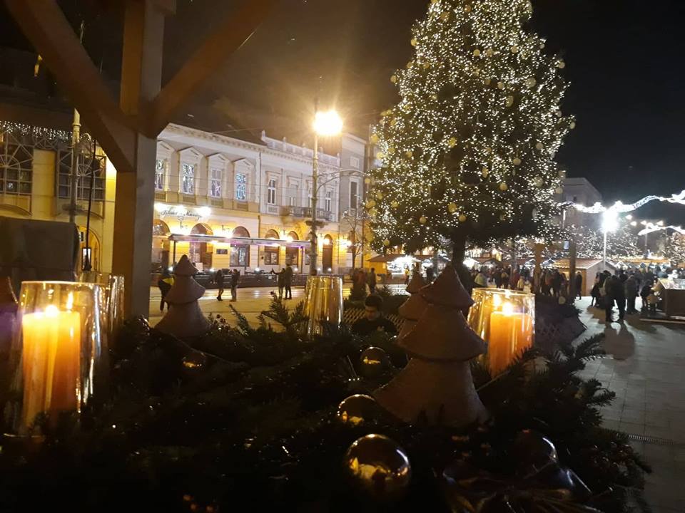 Debrecenben és Nagyváradon is meggyújtották a második adventi gyertyát