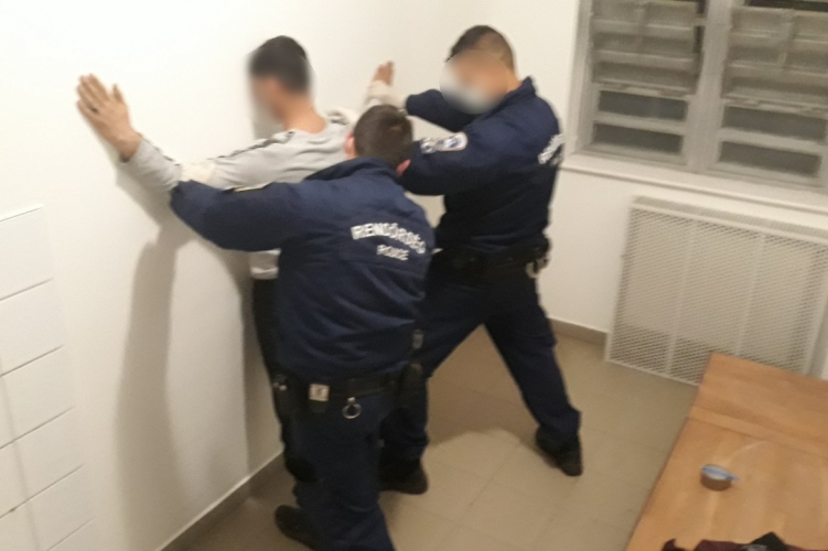 Átadták a hőkamera segítségével elfogott migránsokat a román hatóságnak    