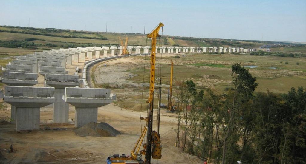 Aláírták a szerződést az észak-erdélyi autópálya magyar határ melletti szakaszának a megépítésére