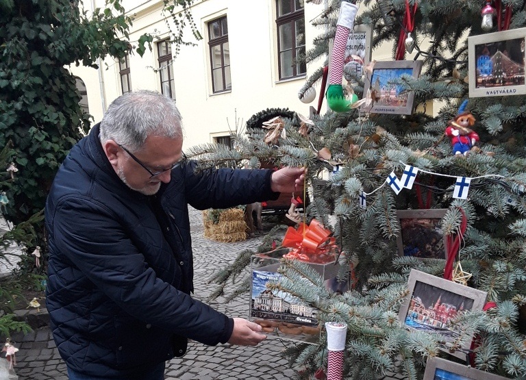 Nagyvárad karácsonyfadísze is felkerült a testvérvárosok karácsonyfájára Debrecenben