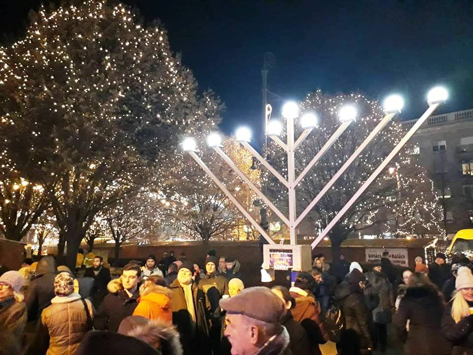 Tánccal és fánkkal ünnepelték a hanukát Debrecenben