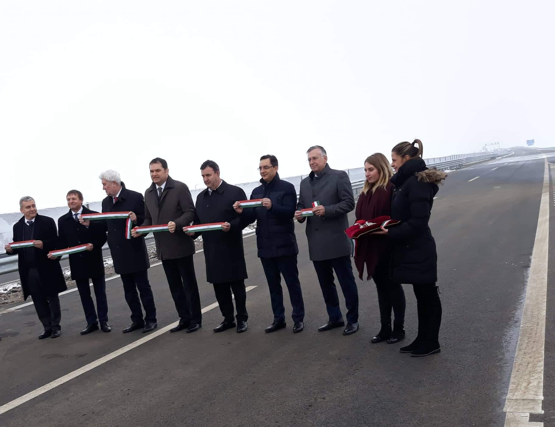 Mától járható az M35-ös autópálya Debrecen és Berettyóújfalu közötti szakasza, illetve az M4-es első három kilométere