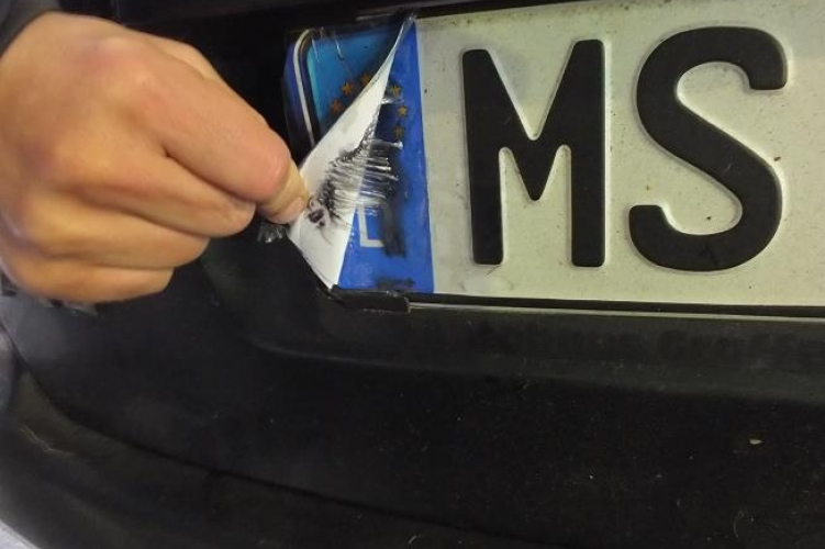 Átragasztotta a rendszámot