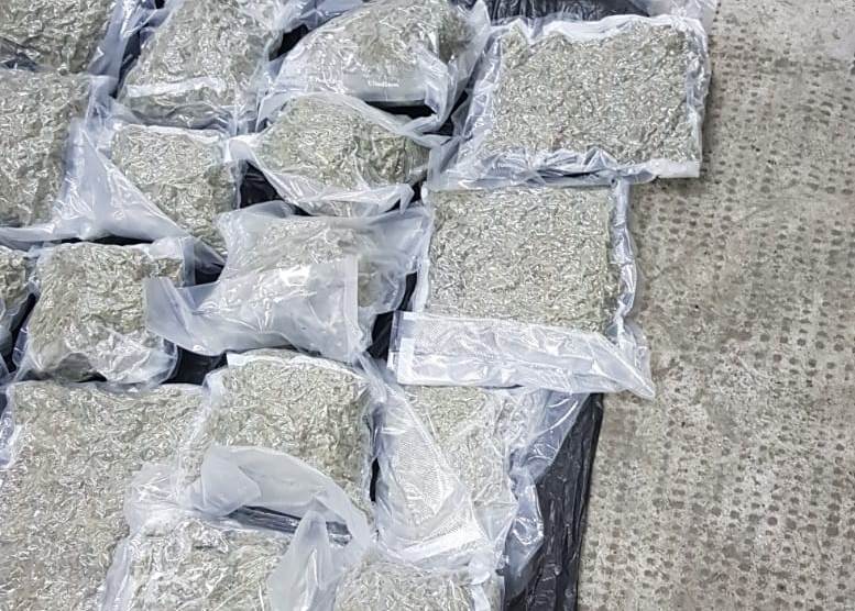 Több mint 17 kg kannabiszt és 354,3 gramm kokaint próbált meg Magyarországról Romániába vinni három férfi