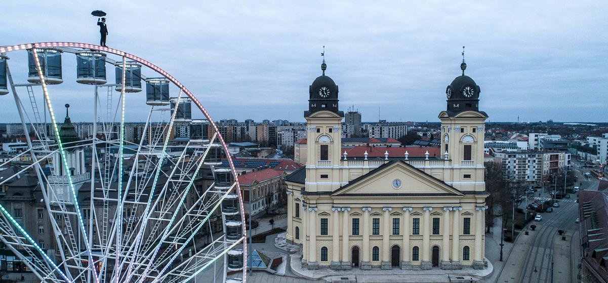 A debreceni óriáskerék tetején sétált az Esernyős ember