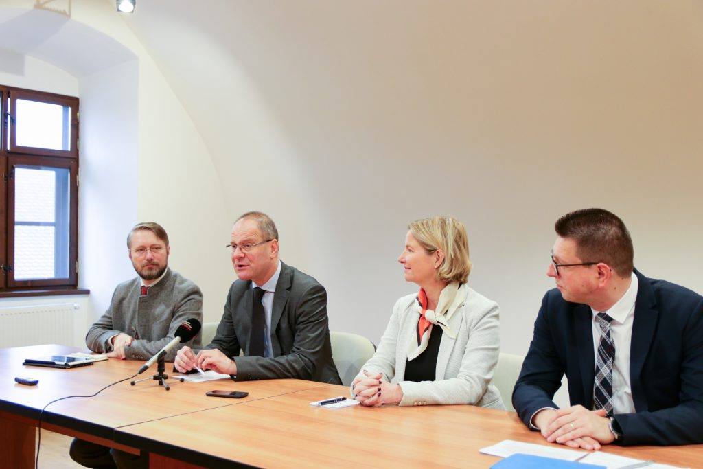 Nagyváradon járt a magyar uniós biztos