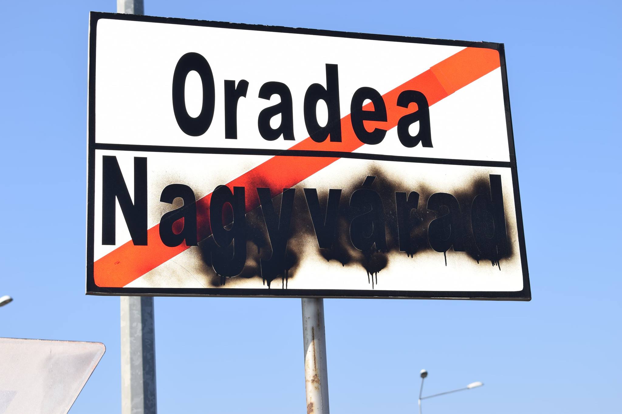 Nagyváradon még nem zárult le a zászlóégetési kísérlet ügye, már kezdődik a feszültség a helységnévtábla rongálása miatt