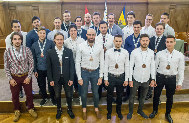 Szépen csillogó jeges bronz