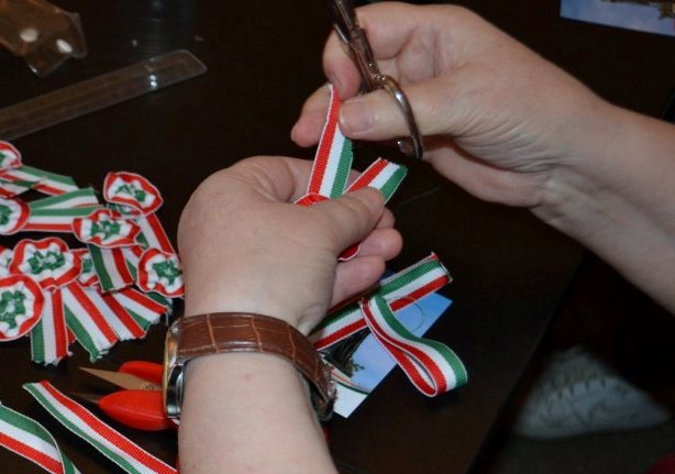 A nagyváradi magyarok kokárdakészítéssel hangolódtak lélekben a nemzeti ünnepre