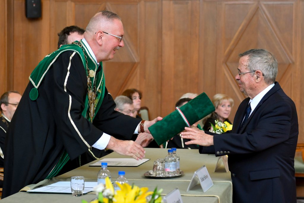 Nobel-díjas tudós, Ariel Warshel, a kémia és a biokémia professzora Debrecenben
