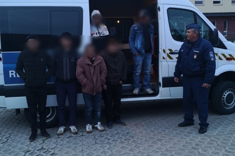 A két embercsempészt őrizetbe vették, a tíz illegális migránst átadták a román hatóságoknak