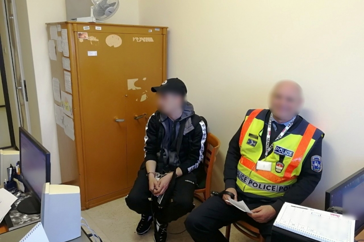 Egy Debrecenbe tartó repülőn, és a reptéren is garázdálkodott a román férfi, eljárás indult ellene