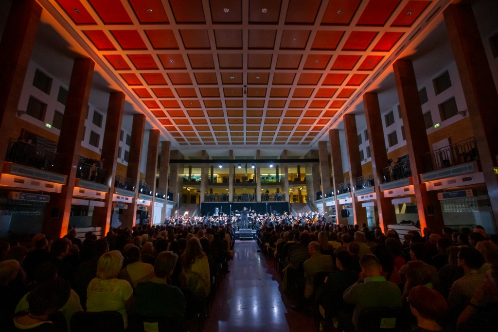 A Budapesti Tavaszi Fesztiválon, a ferihegyi repülőtéren adott teltházas koncertet a Kodály Filharmonikusok