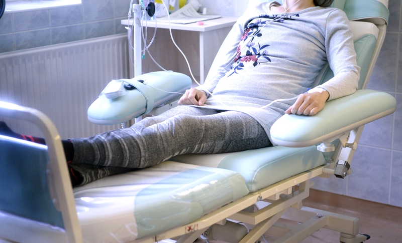 Mp3-lejátszóval felszerelt modern kezelőszékek és vendégágyas betegszoba az Onkológiai Klinikán