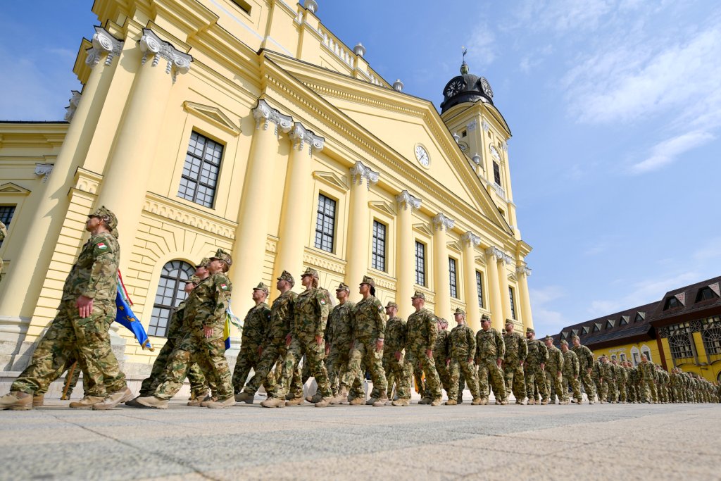Az MH KFOR Kontingens 19. váltásának visszafogadó ünnepségét tartották Debrecenben