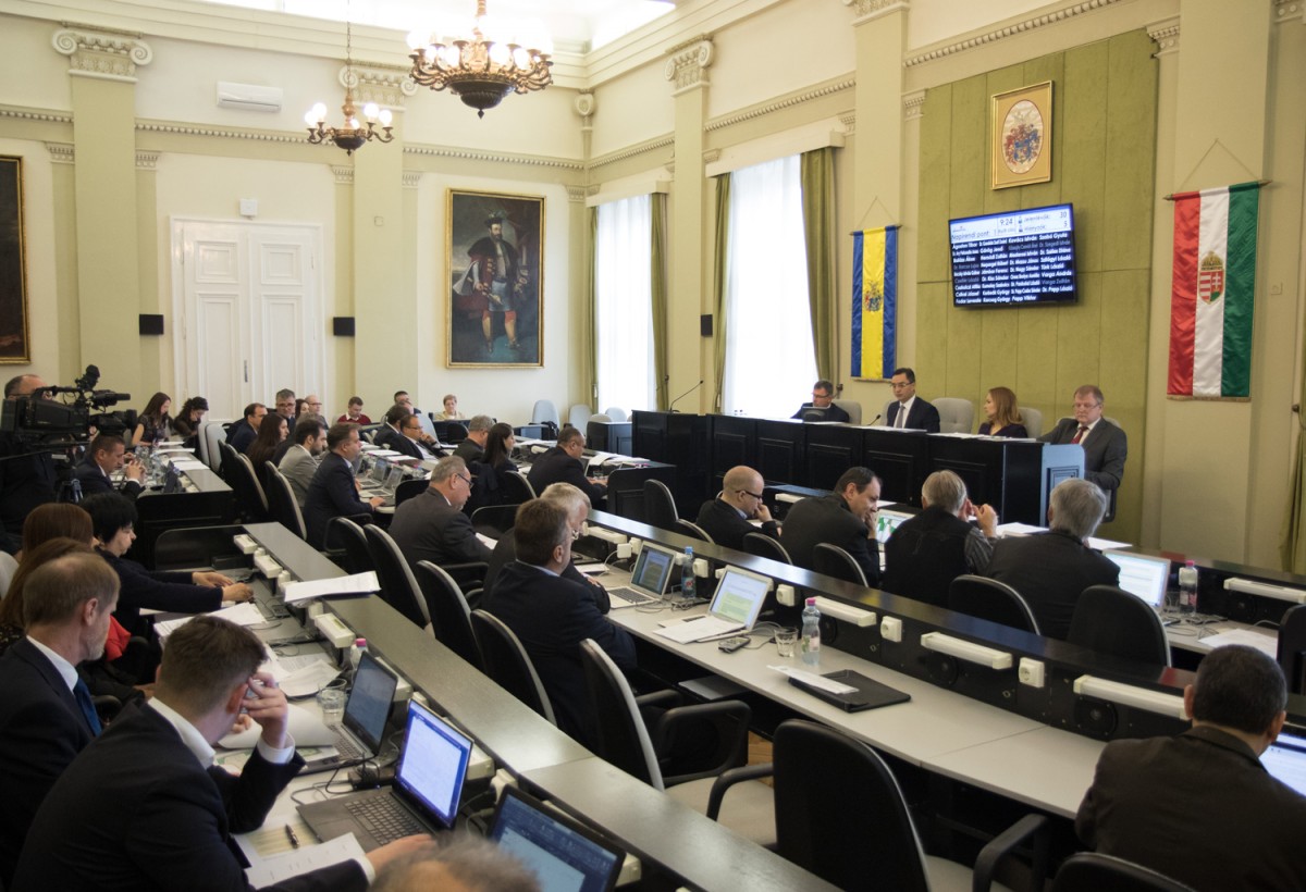 Debrecen önkormányzata 400 millióval támogatja a repülőteret működtető céget