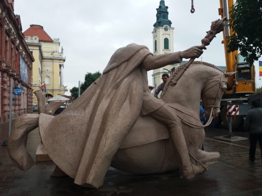 Ferdinánd király szobra megérkezett a Szent László térre
