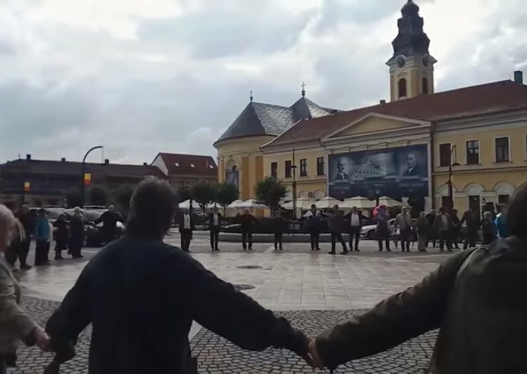 Élőlánc után imalánccal folytatják a nagyváradiak a Szent László-szobor állításáért indított figyelemfelkeltő akciójukat