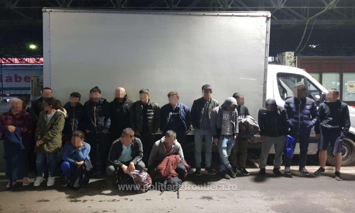A Bors-Ártánd határátkelőnél tizenhét migránst találtak a rendőrök egy furgon rakterében