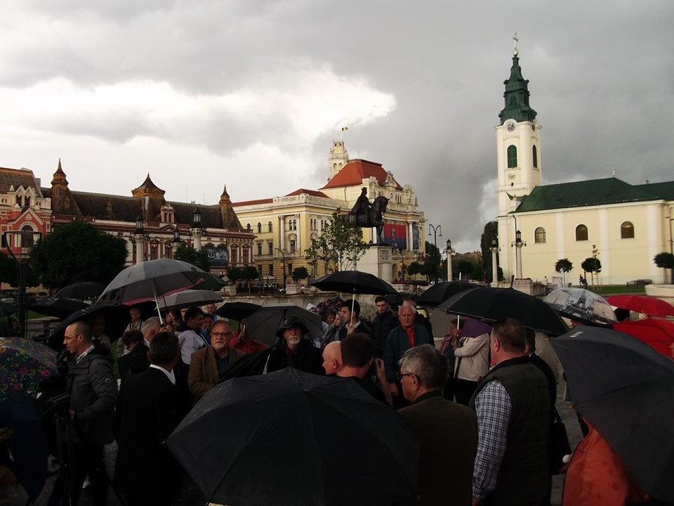 Nagyváradon élőlánccal tüntettek a városalapító Szent László szobráért