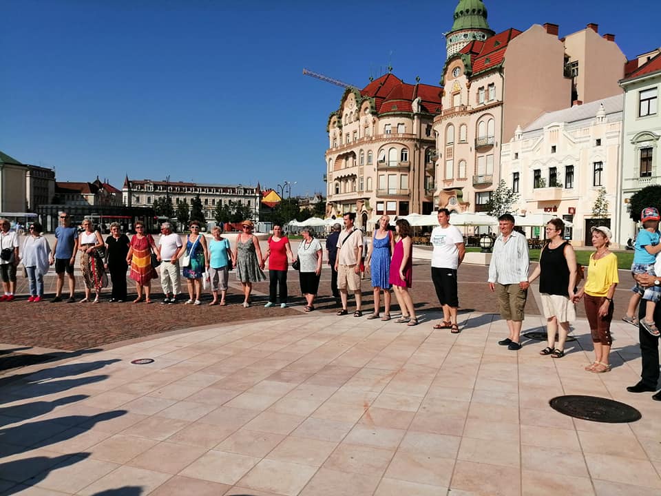 Nagyváradon ismét tüntettek, ezúttal imaláncot alkotva, a városalapító Szent László szobráért